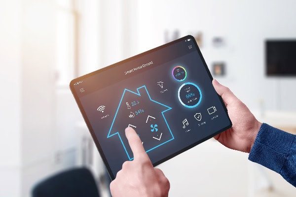 Home Control System App-Konzept auf Tablet-Display